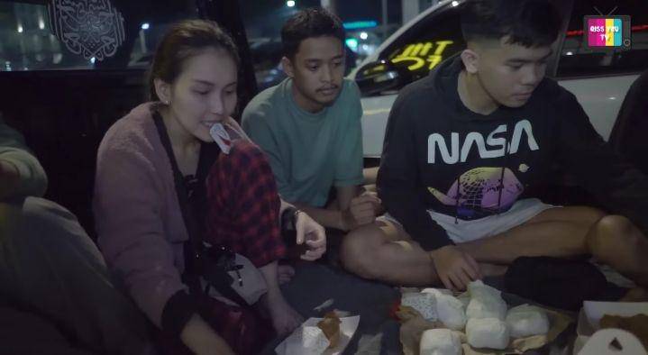potret Ayu Ting Ting sahur on the road (youtube.com/Qiss You TV)