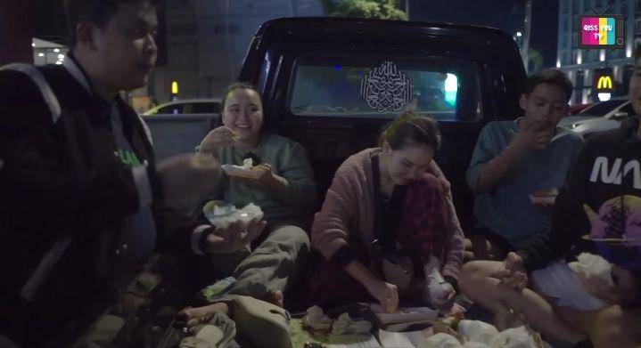 potret Ayu Ting Ting sahur on the road (youtube.com/Qiss You TV)