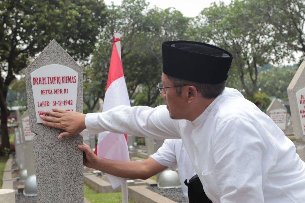 Anas Urbaningrum ziarah ke Taman Makam Pahlawan (TMP) Kalibata, Jakarta Selatan (dok. Sahabat Anas)