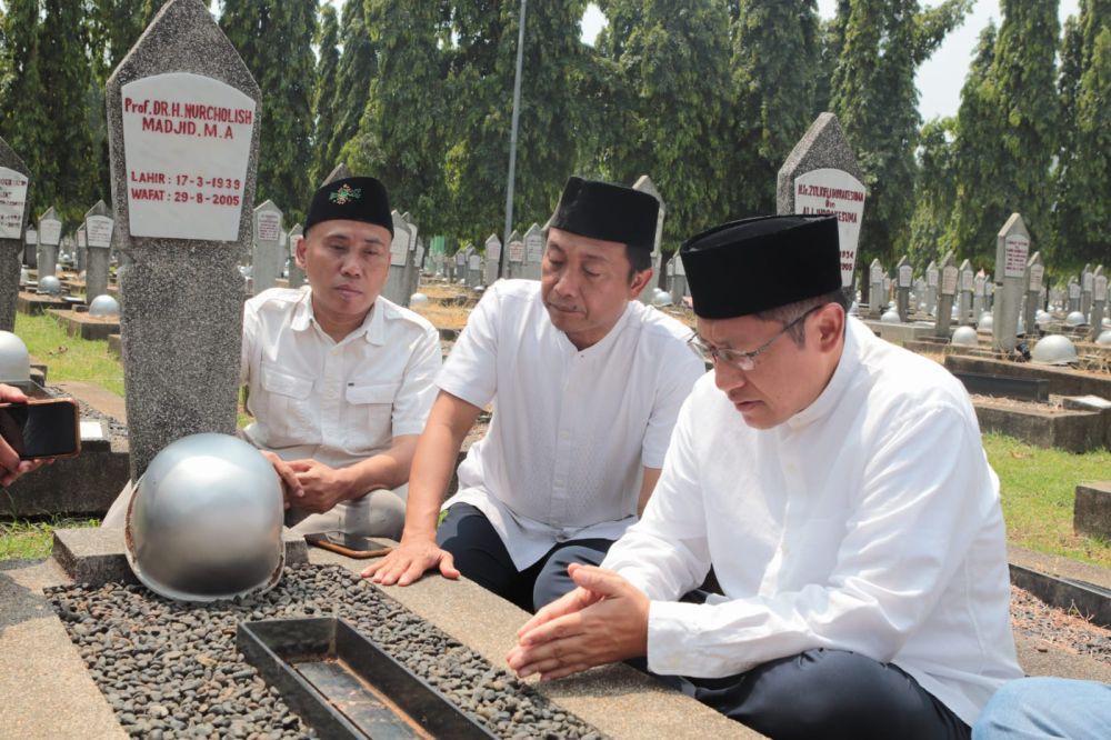 Anas Urbaningrum ziarah ke Taman Makam Pahlawan (TMP) Kalibata, Jakarta Selatan (dok. Sahabat Anas)