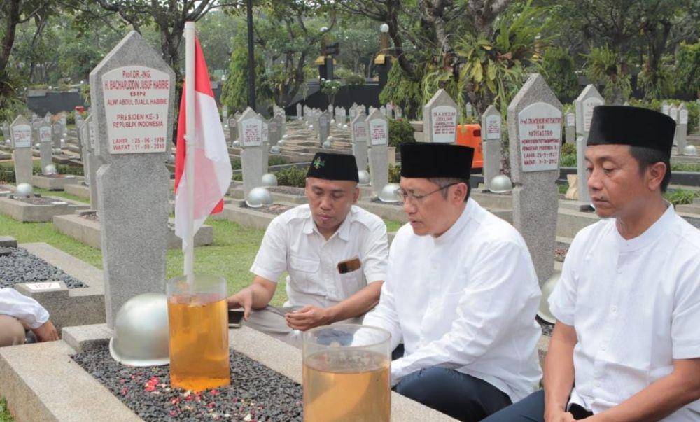 Anas Urbaningrum ziarah ke Taman Makam Pahlawan (TMP) Kalibata, Jakarta Selatan (dok. Sahabat Anas)