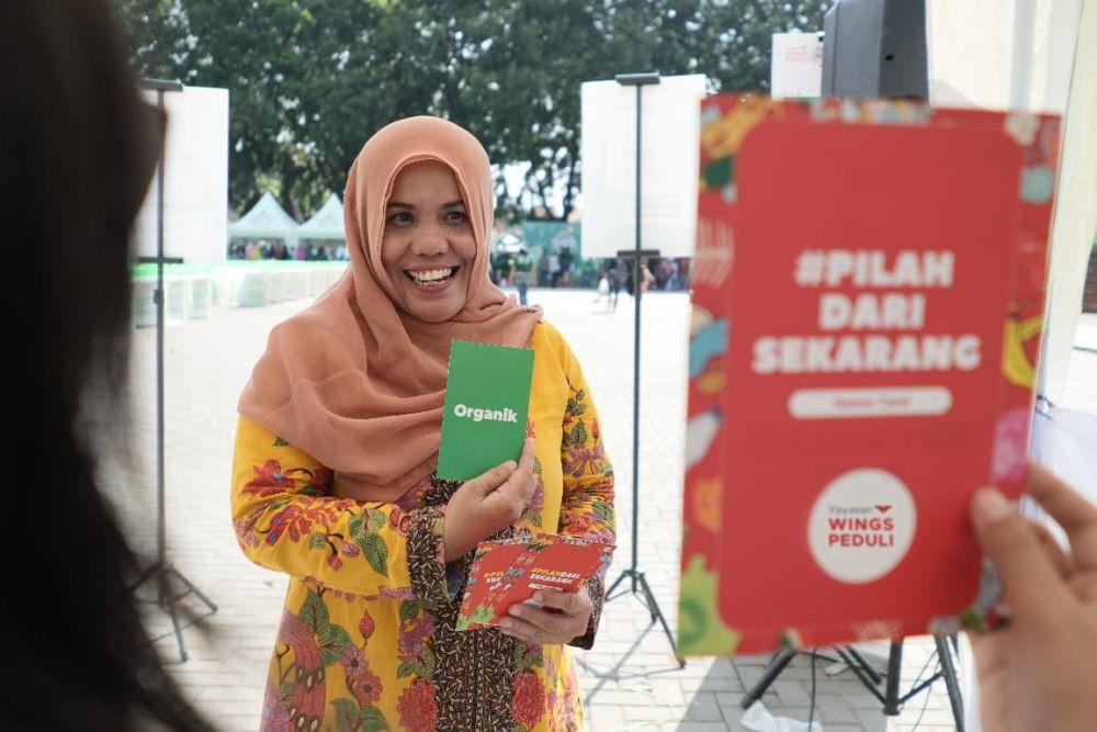 Yayasan WINGS Peduli memperkuat komitmennya melestarikan bumi meningkatkan kesadaran masyarakat akan pengelolaan sampah bertanggungjawab melalui #PilahDariSekarang. (Dok. Yayasan WINGS Peduli).