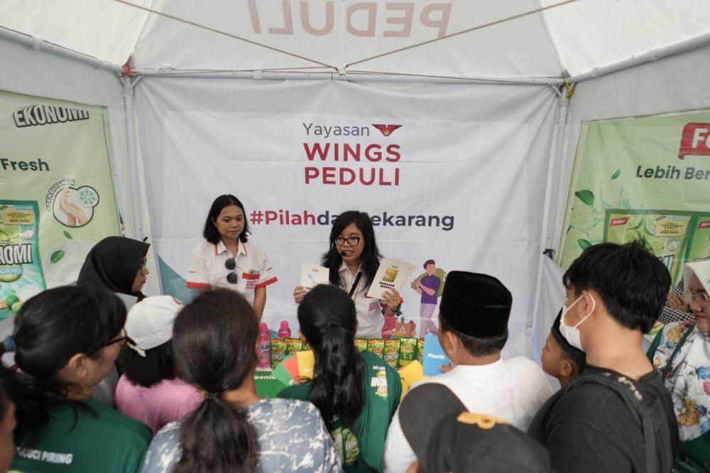 Yayasan WINGS Peduli memperkuat komitmennya melestarikan bumi meningkatkan kesadaran masyarakat akan pengelolaan sampah bertanggungjawab melalui #PilahDariSekarang. (Dok. Yayasan WINGS Peduli).
