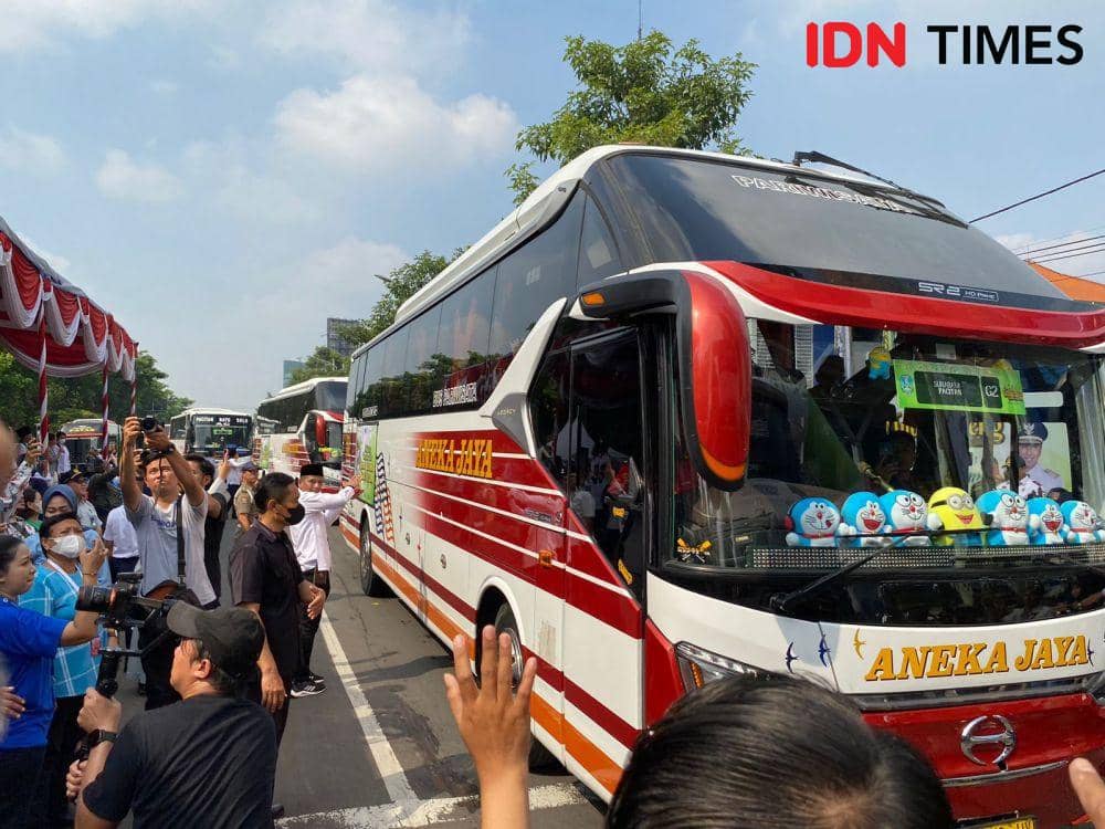 Bus mudik gratis di Jalan A Yani Surabaya