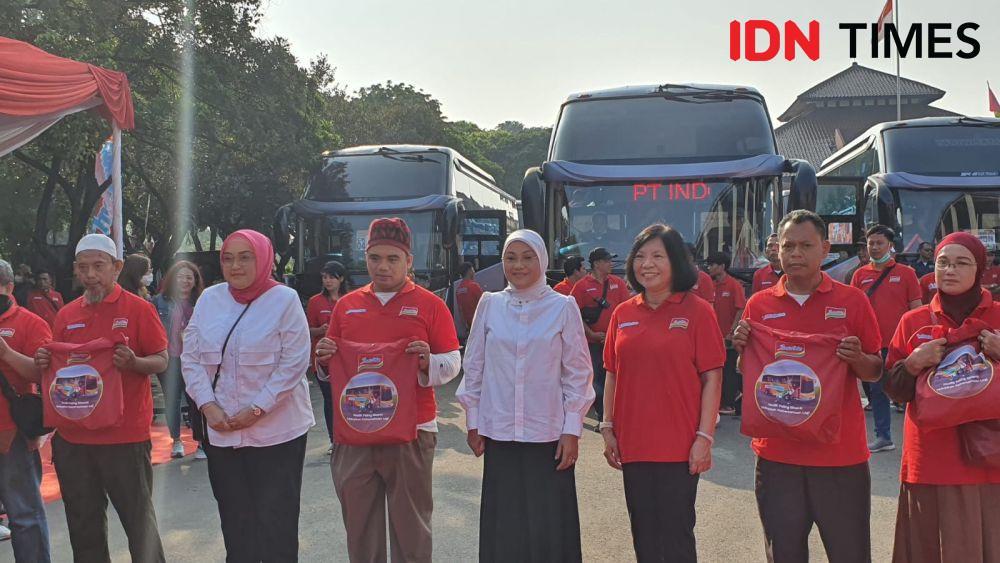 Menteri Ketenagakerjaan (Menaker) RI Ida Fauziyah melepas rombongan pemudik di Bekasi. (IDN Times/Imam Faishal)
