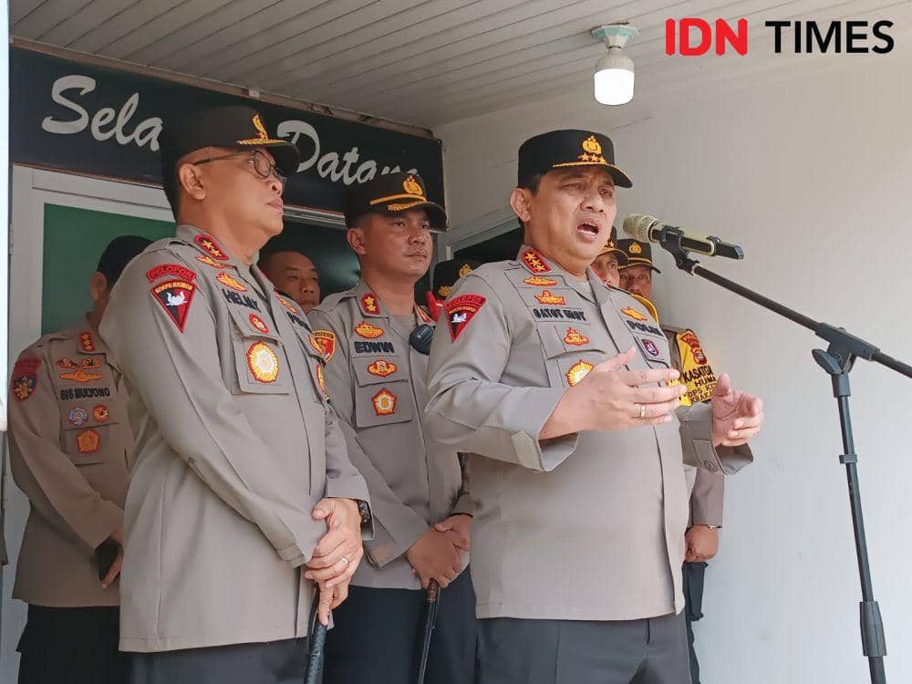 Wakapolri Komjen Pol. Gatot Eddy Pramono saat meninjau Pelabuhan Bakauheni, Lampung Selatan, Rabu (19/4/2023). (IDN Times/Tama Yudha Wiguna).