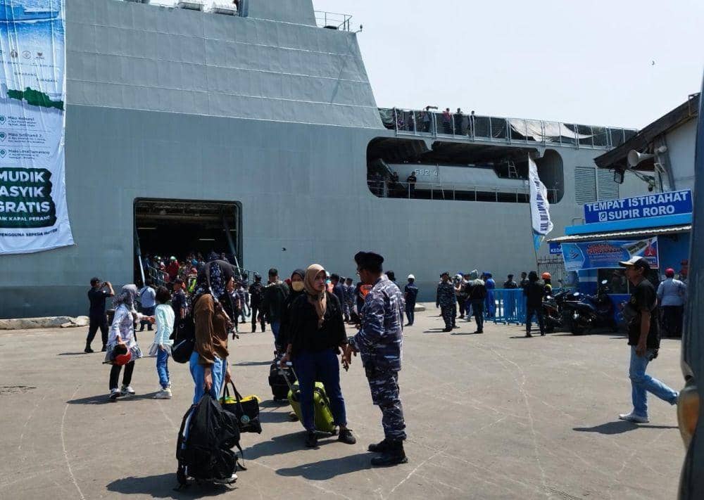 Sejumlah pemudik keluar dari KRI Banjarmasin yang membawanya dari Pelabuhan Tanjung Priok menuju ke Pelabuhan Tanjung Emas. (IDN Times/Dok Lanal Semarang)