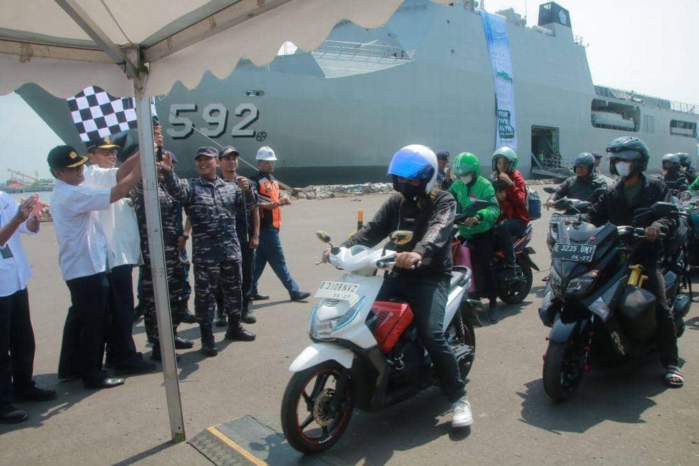 Sejumlah pemudik yang membawa motor turut mendapatkan pengawalan. (IDN Times/Dok Lanal Semarang)