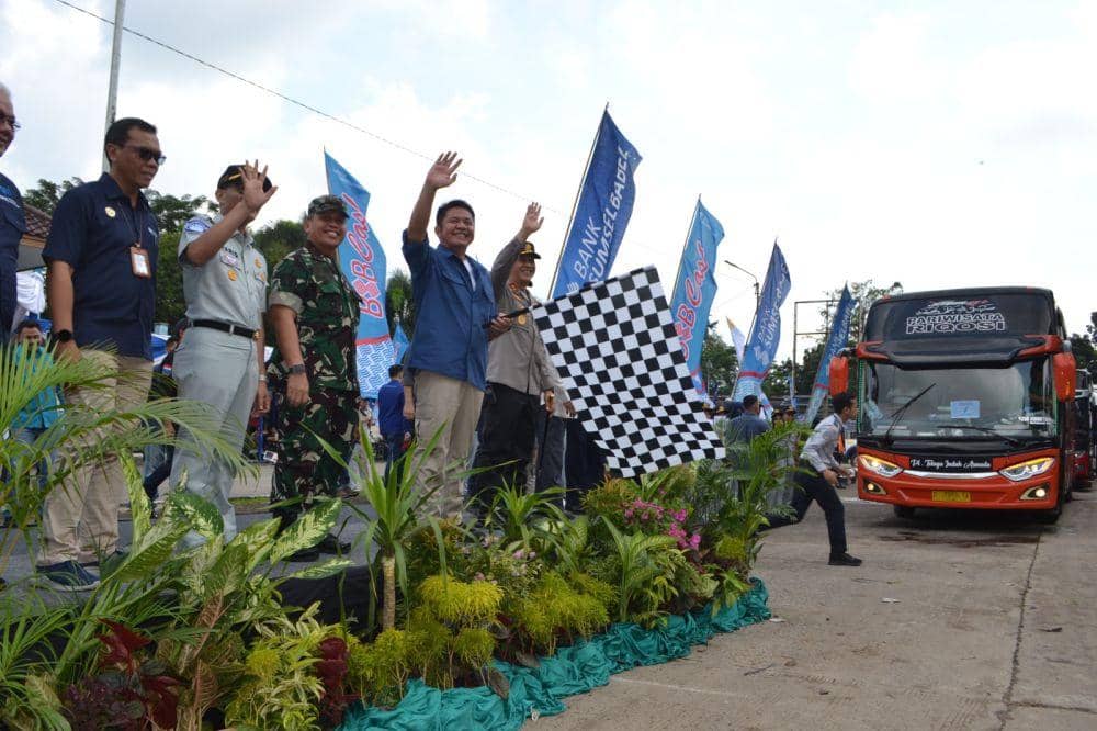 Gubernur Sumsel melepas pemudik pulang kampung lewat program mudik gratis (Dok: Polda Sumsel)