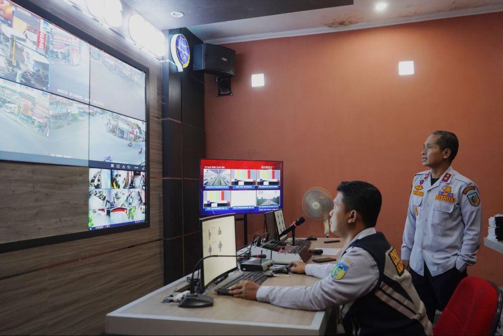Kepala Dinas Perhubungan Kabupaten Kediri, Joko Suwono, memantau kondisi lalu lintas melalui area traffic control system (ATCS). (Dok. Pemkab Kediri)