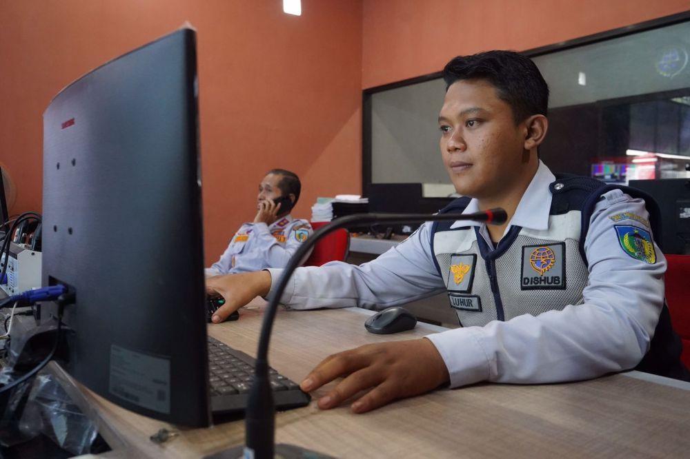 Petugas Dinas Perhubungan Kabupaten Kediri sedang mengawasi kondisi lalu lintas melalui area traffic control system (ATCS). (Dok. Pemkab Kediri)