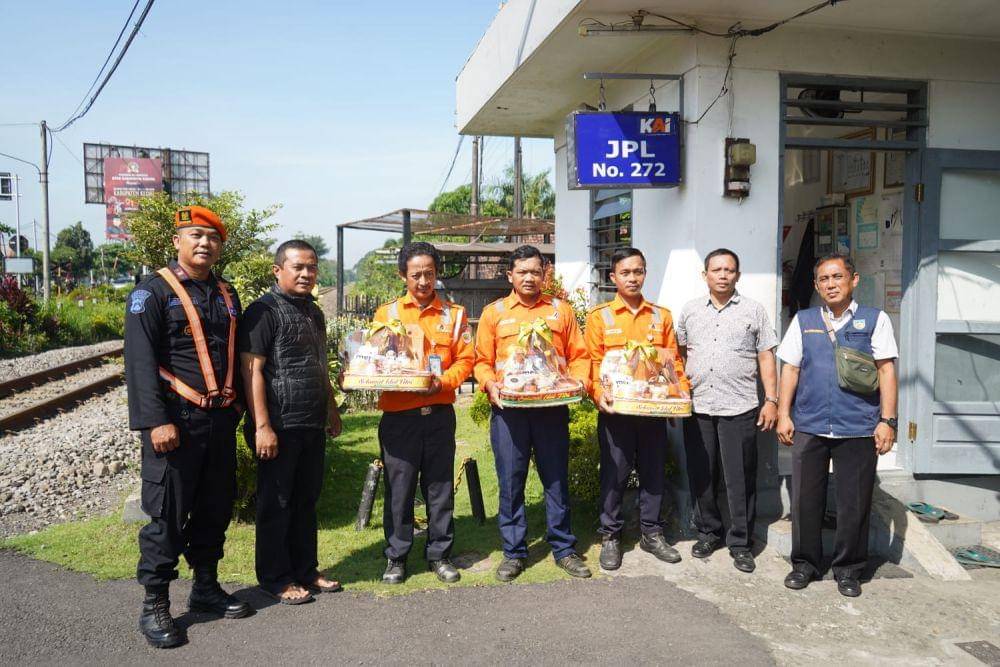 Pemerintah Kabupaten Kediri membagikan parcel Lebaran dari Bupati Hanindhito Himawan Pramana kepada petugas perlintasan kereta api. (Dok. Pemkab Kediri)
