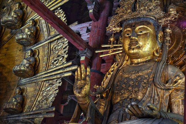 Patung Buddha di kuil Todaiji di Nara (unsplash.com/ Jean Vella)