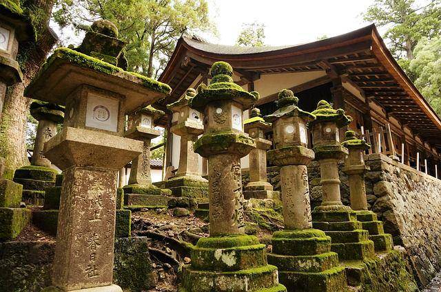 Lentera yang terbuat dari batu di Kasuga Taisha (pixabay.com/Gregory Stevens)