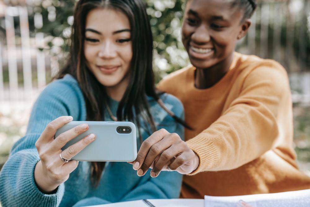 ilustrasi mengambil swafoto menggunakan smartphone (pexels.com/Charlotte May)