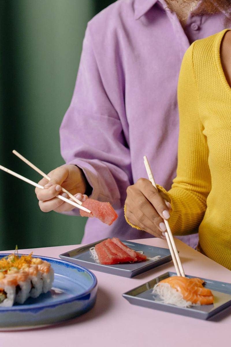 ilustrasi dua orang sedang menikmati sashimi (pexels.com/cottonbro studio)