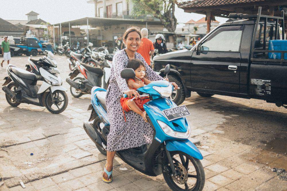 Ilustrasi wanita mengendarai motor (pexels.com/elina sazonova)