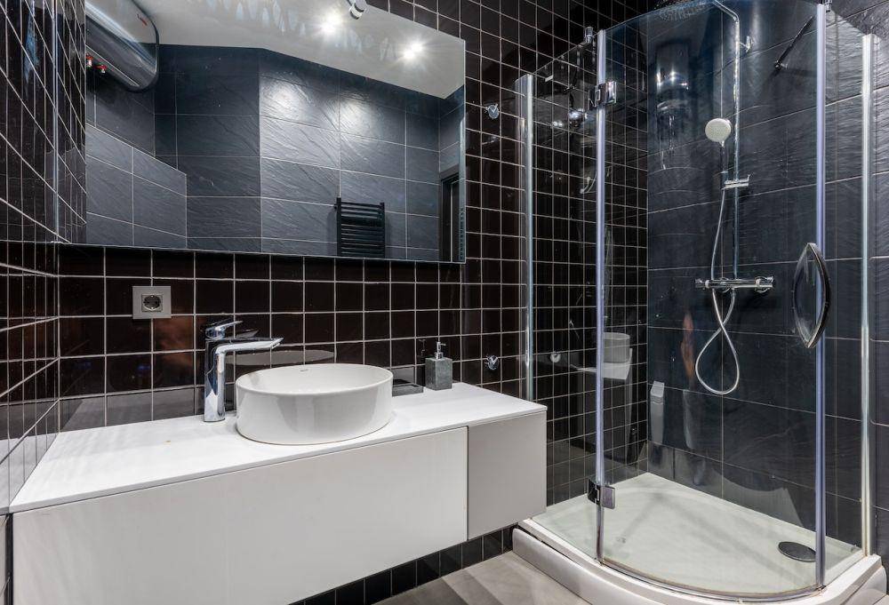 desain kamar mandi modern (pexels.com/Max Rahubovskiy)