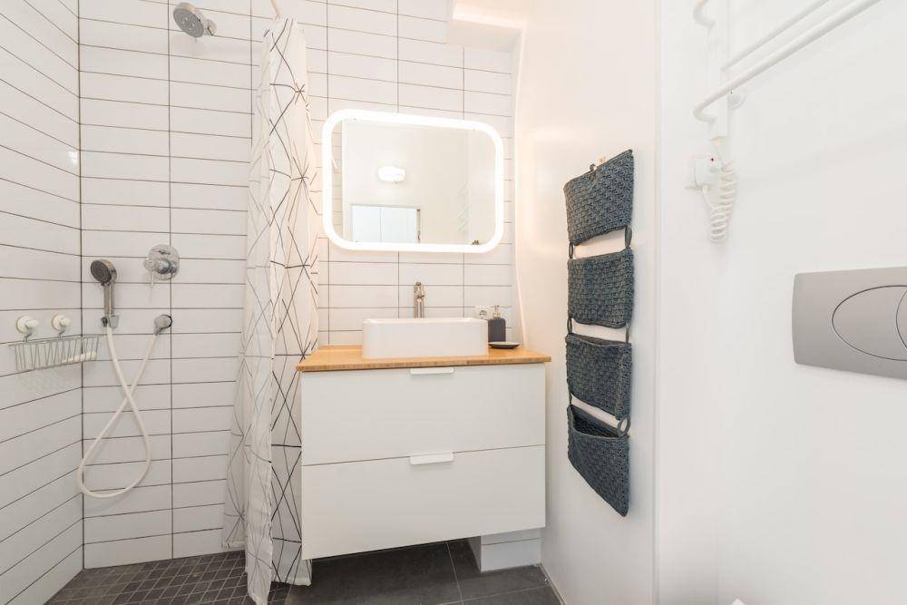 desain kamar mandi modern (pexels.com/Max Rahubovskiy)