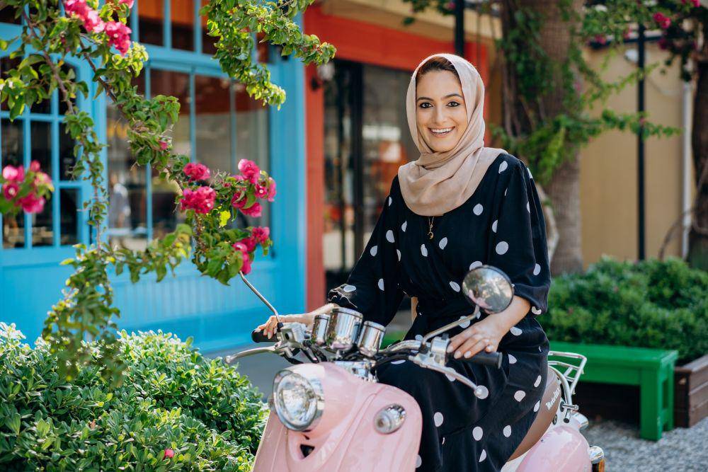 Ilustrasi wanita mengendarai motor (pexels.com/mikhail nilov)