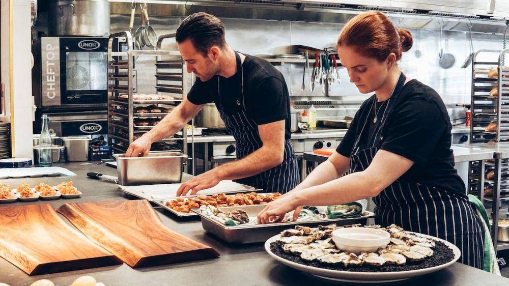 ilustrasi pria dan wanita memasak (Pexels.com/Elle Hughes)