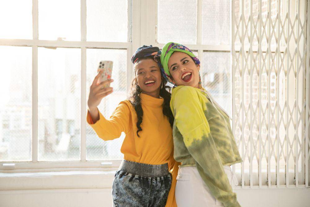 ilustrasi berswafoto bersama keluarga (pexels.com/RODNAE Productions)