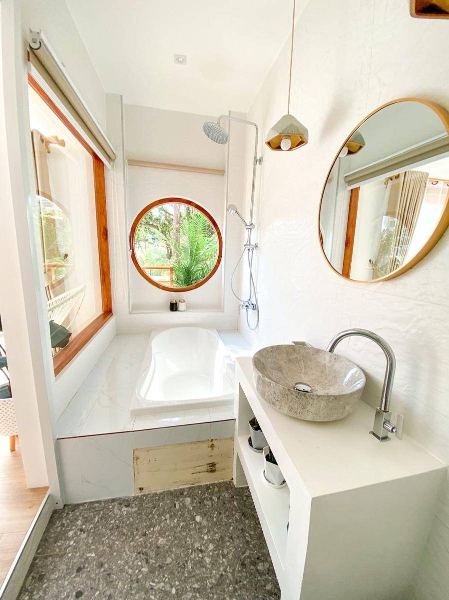 desain kamar mandi modern (pexels.com/Saranya Sueklin)