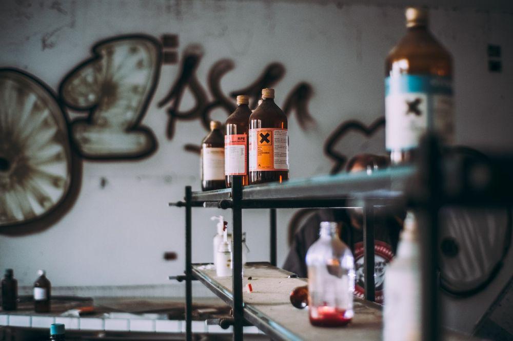 ilustrasi botol cairan B3 (pexels.com/@davideibiza)