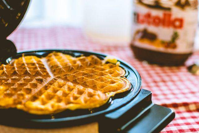 ilustrasi membuat wafel (unsplash.com/Pietro De Grandi)