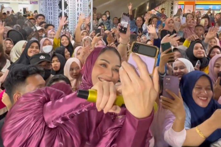 10 Potret Bunda Corla Sapa Penggemarnya di Aceh, Disambut Antusias!