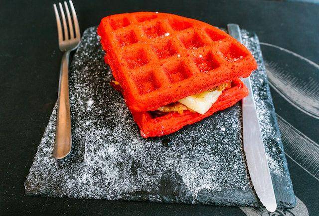 seporsi red velvet waffles (unsplash.com/Caroline Vass)