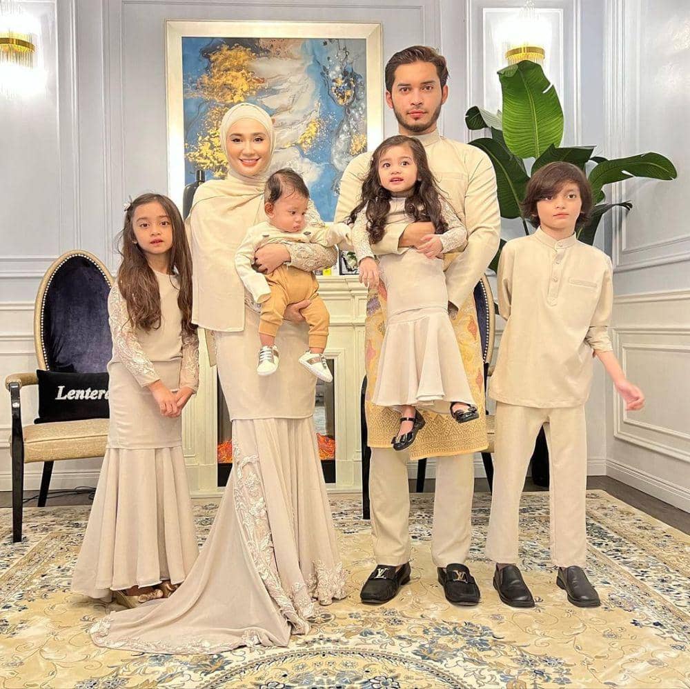 Potret Ilustrasi Pakaian Tradisional Keluarga di Malaysia (instagram.com/w4w4_zainal)