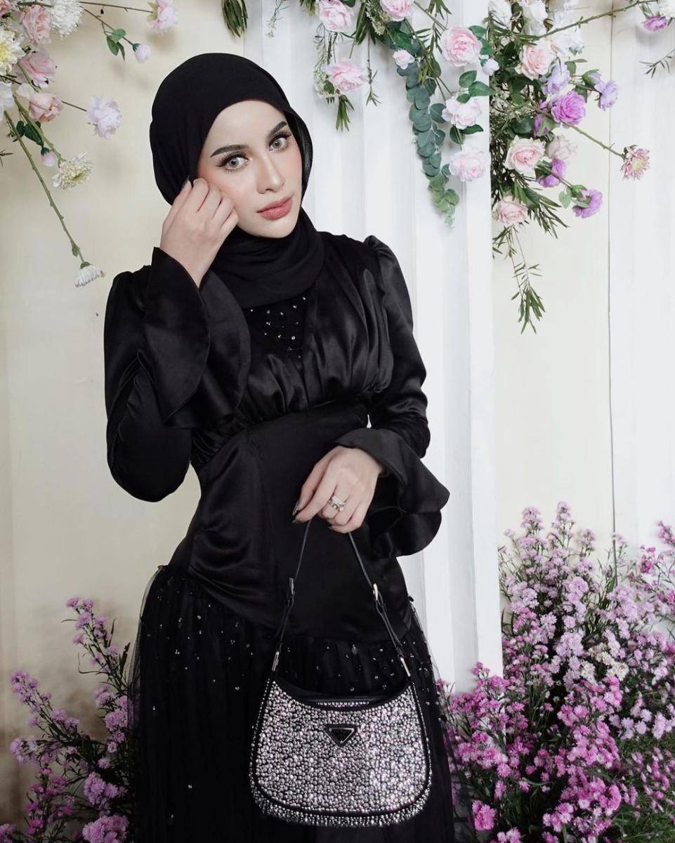 Potret Gaya Hijab Aghnia Punjabi (instagram.com/emyaghnia)