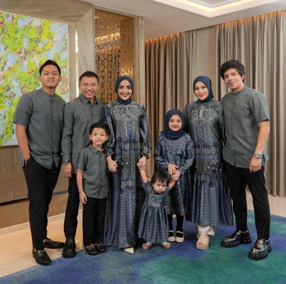 Sambut Idul Fitri, Inilah Filosofi Makna Tradisi Memakai Baju Baru!