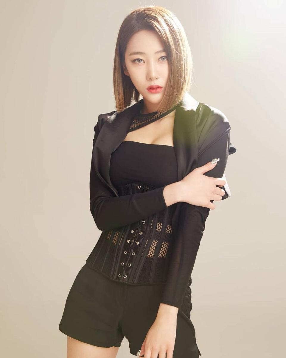Hyeme eks BLACK SWAN (instagram.com/blackswan___official)