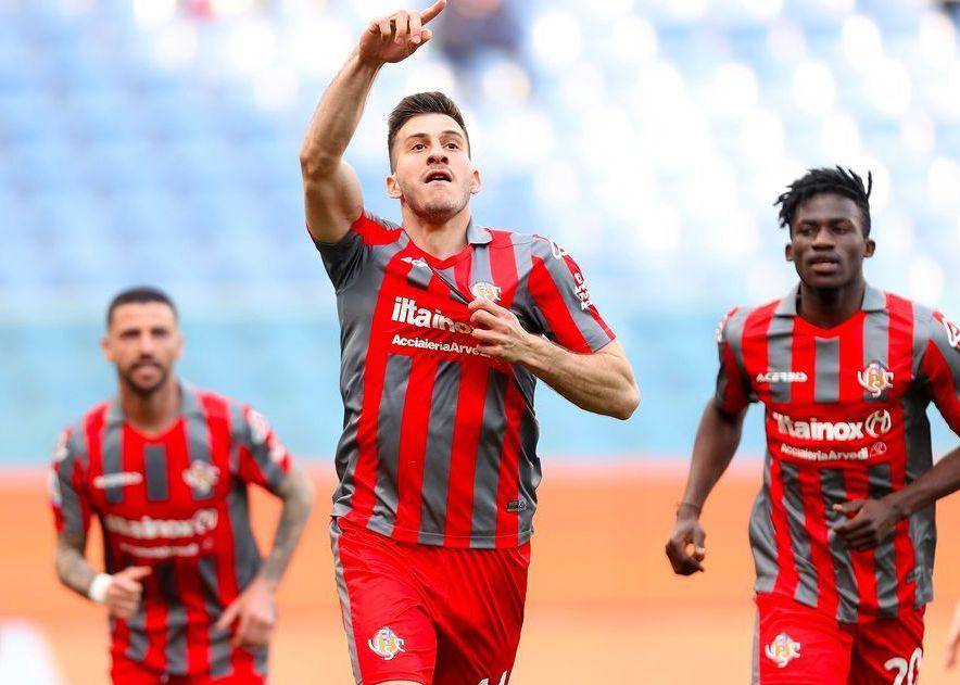 Pemain Cremonese saat melakukan selebrasi gol. (instagram.com/uscremonese)