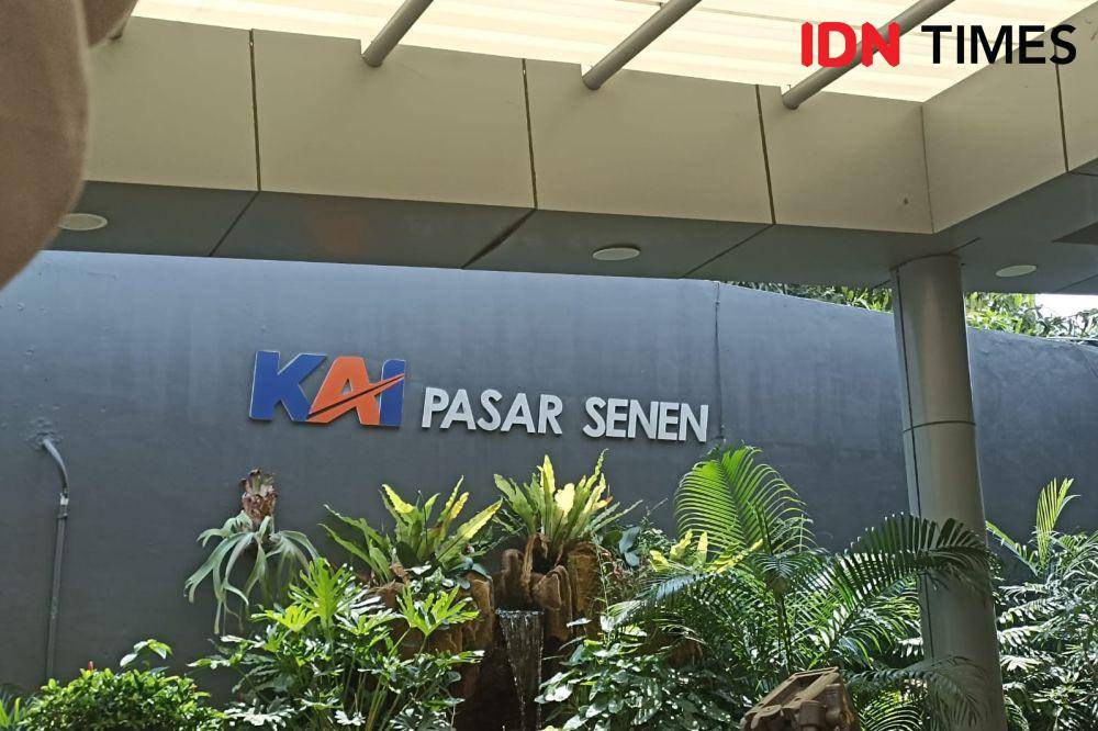 Suasana Stasiun Pasar Senen pada Rabu (19/4/2023) jelang hari raya Idul Fitri 1444 Hijriah. (IDN Times/Lia Hutasoit)