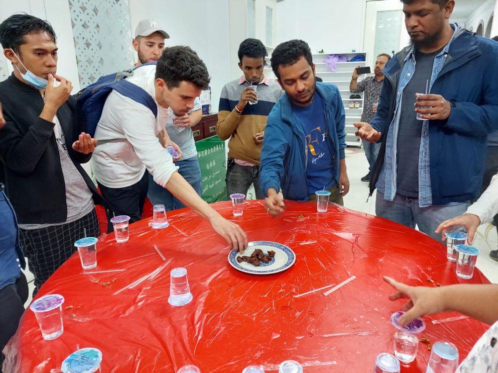 Suasana buka puasa di Taipei Grand Mosque, masjid terbesar di Taiwan (IDN Times/Vanny El Rahman)
