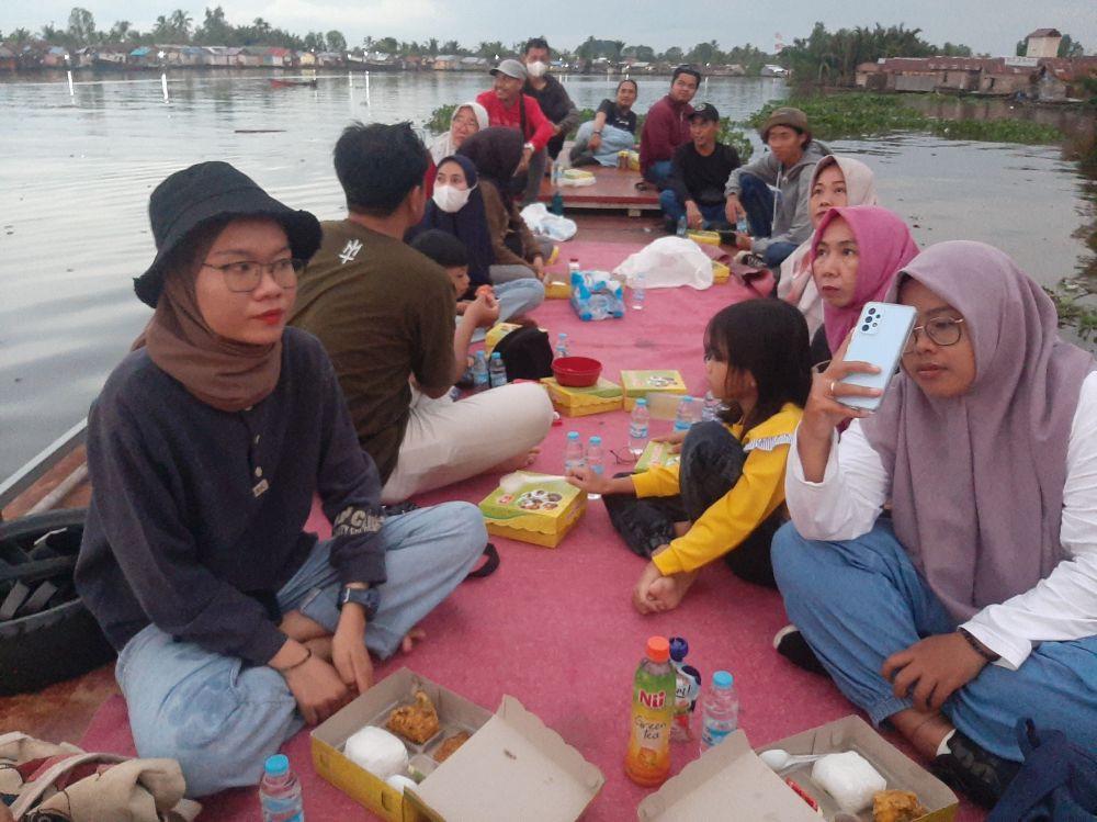 Uniknya Warga Banjarmasin Berbuka Puasa di Atas Kapal Kelotok