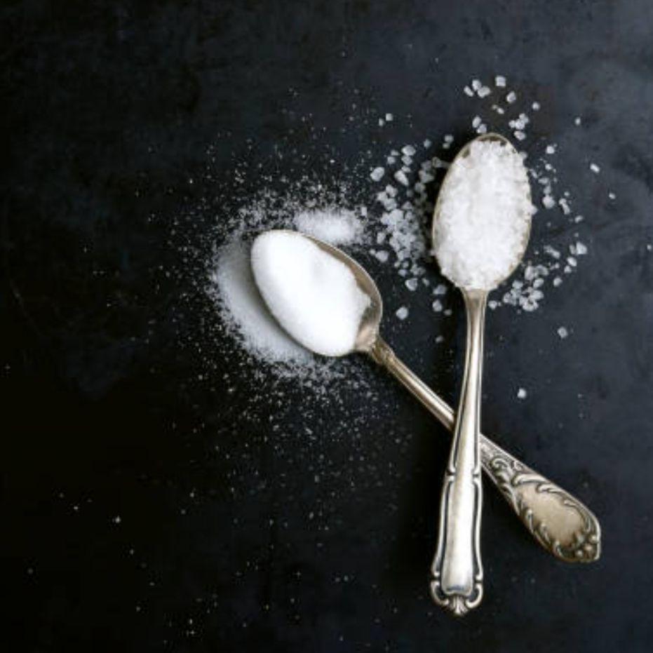 ilustrasi garam dan baking soda (istockphoto.com/Lilechka75)