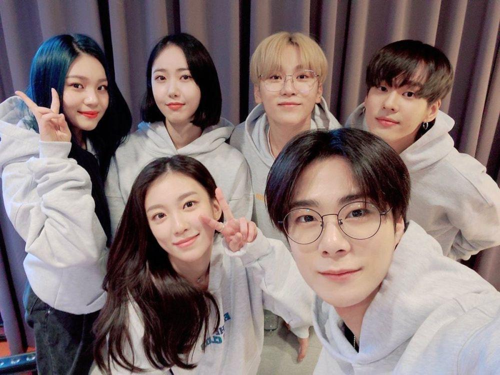 9 Potret Kenangan Mendiang Moonbin ASTRO dan Geng 98 Line, Kompak!