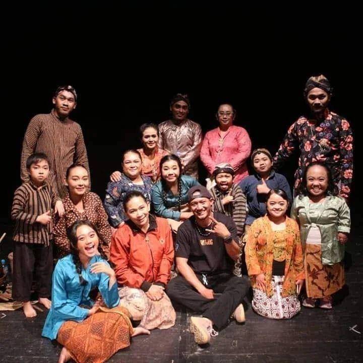 Nanik Indarti, Founder Komunitas Unique Project Theatre bersama teman-temannya (instagram.com/unique_project_theatre)