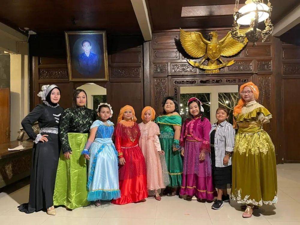 Nanik Indarti, Founder Komunitas Unique Project Theatre bersama anggota Unique Project (instagram.com/unique_project_theatre)