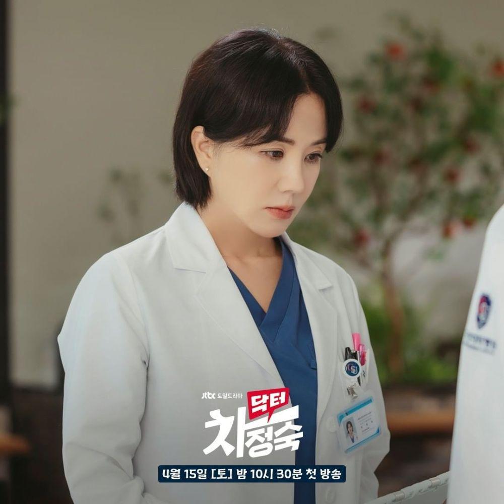 Uhm Jung Hwa di drama Doctor Cha (instagram.com/jtbcdrama)