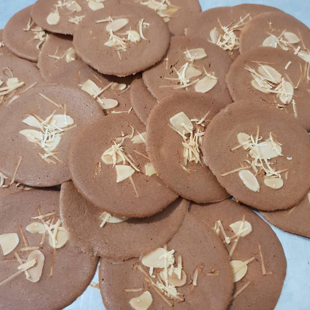 Almond chocolate crispy cookies (instagram.com/lindscakery)