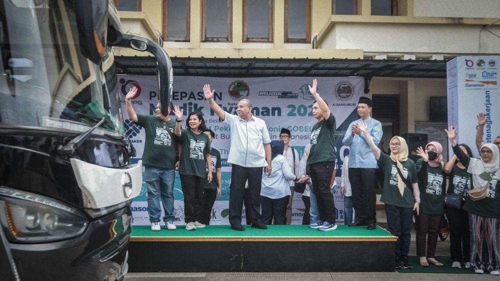 Wakil Menteri Ketenagakerjaan, Afriansyah Noor, melepas keberangkatan 23 unit bus mudik untuk para pekerja PT Panasonic Gobel. Pelepasan berlangsung di Jakarta Timur, Kamis (20/4). (Dok. Kemnaker)
