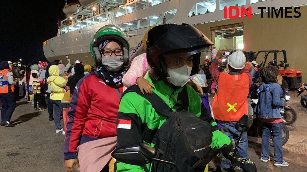 Pemudik sepeda motor. (IDN Times/Rohmah Mustaurida)