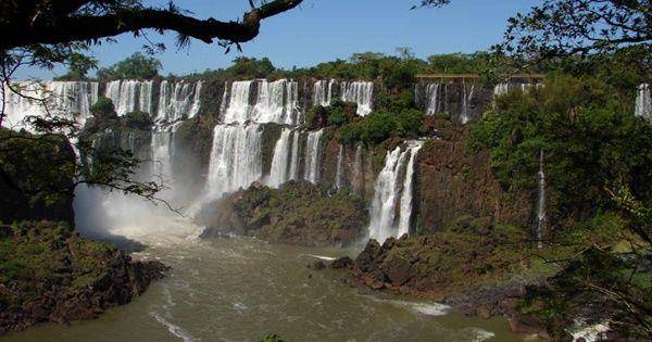 Iguazu National Park (commons.wikimedia.org/Diego Tirira)