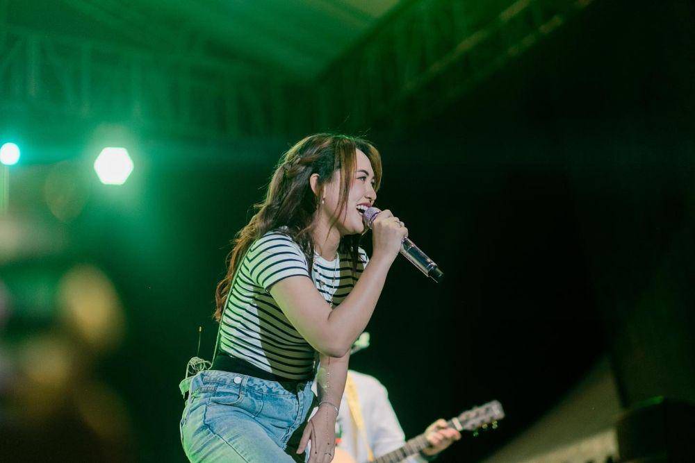potret Happy Asmara saat menyanyi (instagram.com/happy_asmara77)