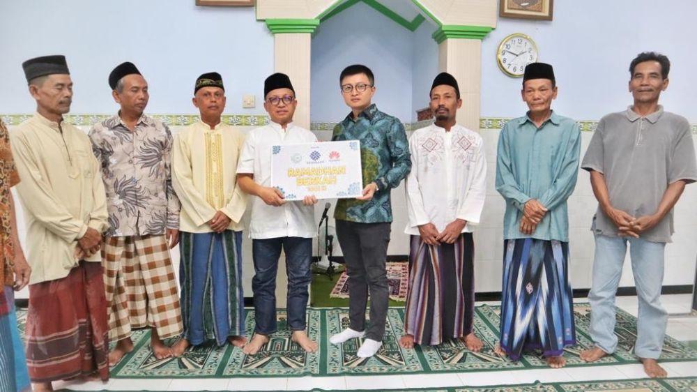 Kemnaker bekerja sama dengan PT Huawei Indonesia dan PT Bank BNI menyerahkan bantuan 1.500 paket sembako kepada masyarakat yang membutuhkan. (Dok. Kemnaker)